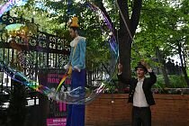 Мыльные пузыри на улице